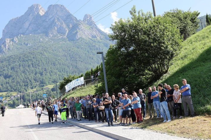 Dipendenti della Luxottica arrivano per il funerale del presidente di EssilorLuxottica Leonardo Del  Vecchio 