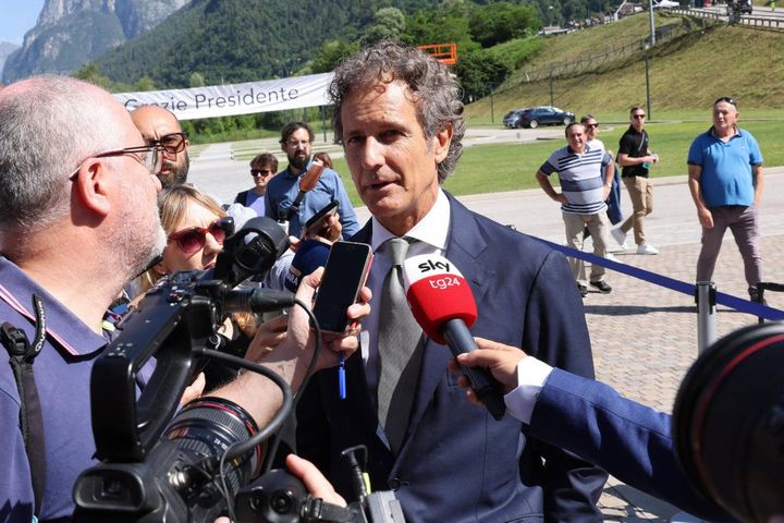 Alessandro Benetton intervistato dai giornalisti al suo arrivo per il funerale 
del presidente di EssilorLuxottica Leonardo Del Vecchio al PalaLuxottica di Agordo, Belluno, 30 giugno 2022.