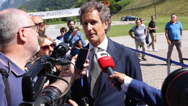 Alessandro Benetton intervistato dai giornalisti al suo arrivo per il funerale 
del presidente di EssilorLuxottica Leonardo Del Vecchio al PalaLuxottica di Agordo, Belluno, 30 giugno 2022.