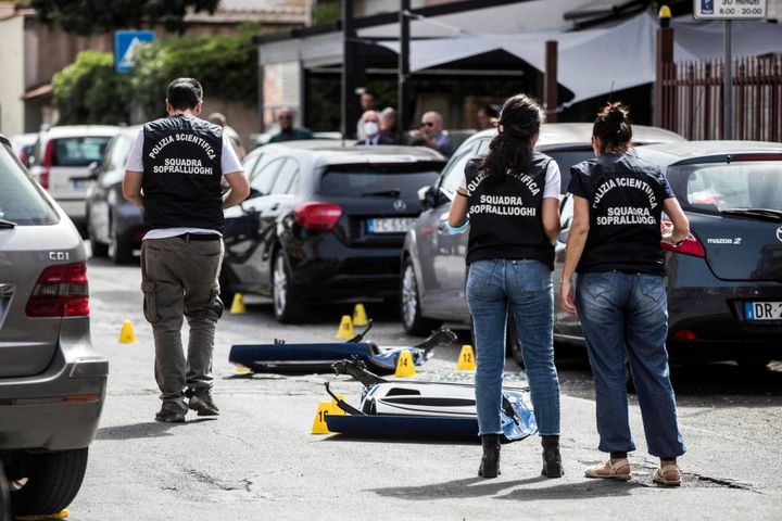 La polizia scientifica effettua i rilievi dopo l'assalto ad un portavalori in via Anteo, a Roma