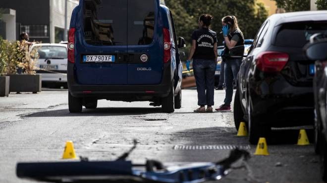 La polizia scientifica effettua i rilievi dopo l'assalto ad un portavalori in via Anteo, a Roma