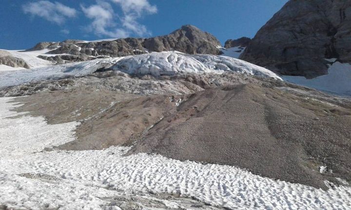 Il seracco di ghiaccio crollato sulla Marmolada: il distacco, secondo le informazioni del Soccorso Alpino, si è verificato nei pressi di Punta Rocca, causando la morte di diverse persone. Numeri in costante aggiornamento. 