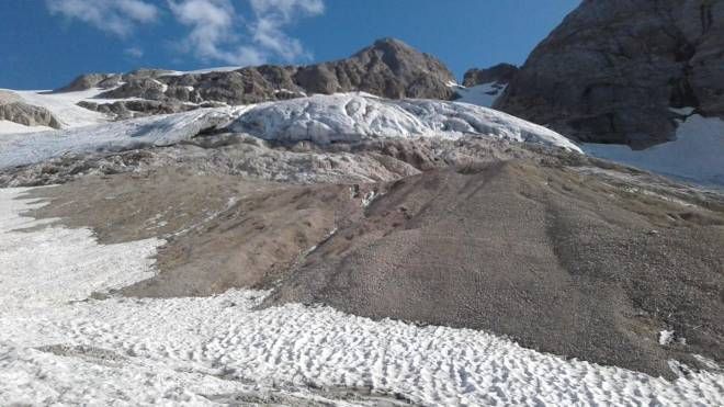 Il seracco di ghiaccio crollato sulla Marmolada: il distacco, secondo le informazioni del Soccorso Alpino, si è verificato nei pressi di Punta Rocca, causando la morte di diverse persone. Numeri in costante aggiornamento. 