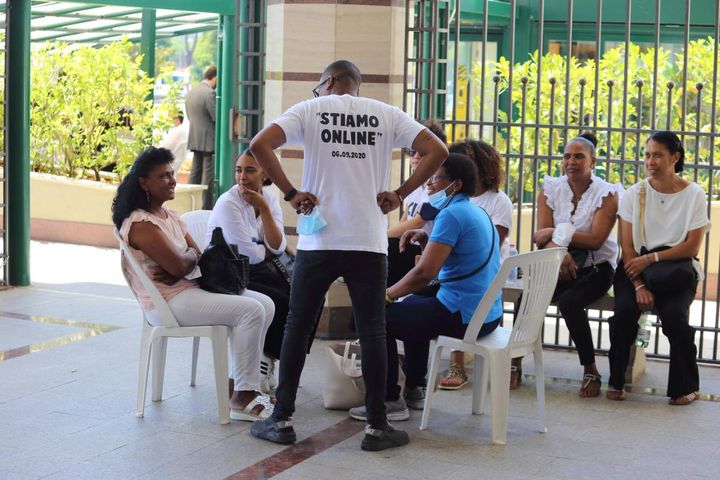 La mamma di Willy Monteiro Duarte con la figlia e i parenti attende all'ingresso del tribunale di Frosinone, in attesa della sentenza dei giudici della Corte di Assise
