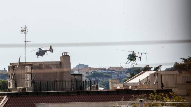 Elicotteri in azione per spegnere le fiamme nel parco del Pineto a Roma  