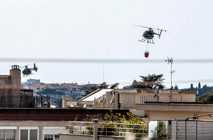Elicotteri in azione per spegnere le fiamme nel parco del Pineto a Roma  