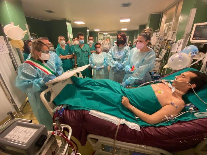 Matrimonio nella terapia intensiva della cardiochirurgia dell'ospedale Molinette di Torino (Ansa)