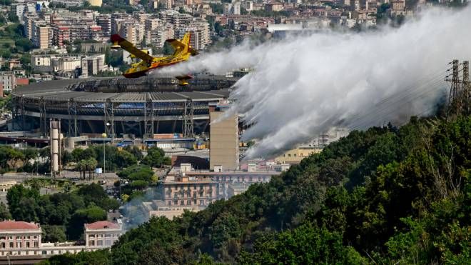 L’incendio è scoppiato ieri notte nella collina di Posillipo, a Napoli: in fumo 15 ettari di macchia mediterranea. Le operazioni di spegnimento