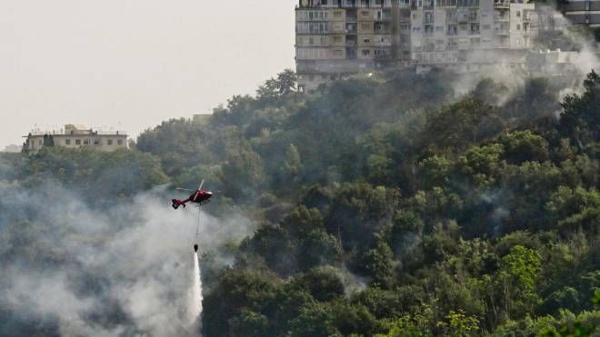 L’incendio è scoppiato ieri notte nella collina di Posillipo, a Napoli: in fumo 15 ettari di macchia mediterranea. Le operazioni di spegnimento