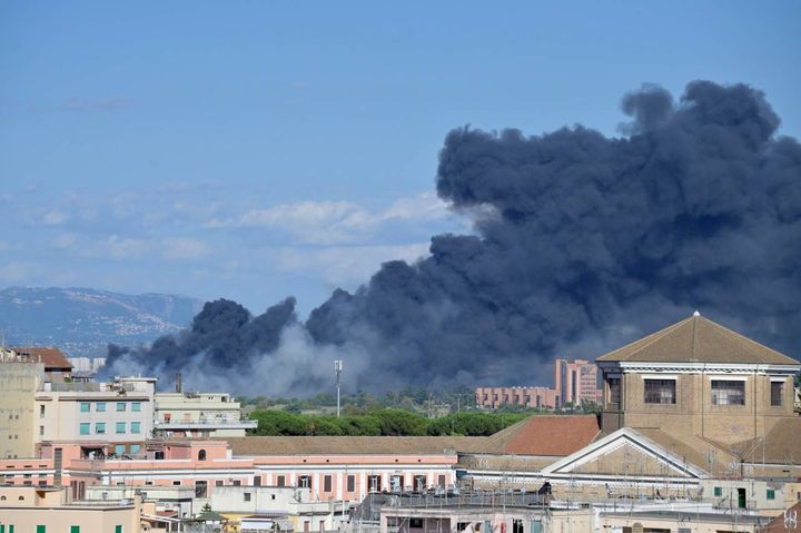 Il fumo di un incendio divampato in zona Centocelle a Roma (Ansa)