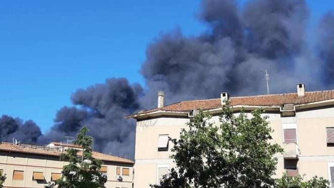 Incendio Roma oggi, il fumo è arrivato fino ai tetti delle case (Ansa)