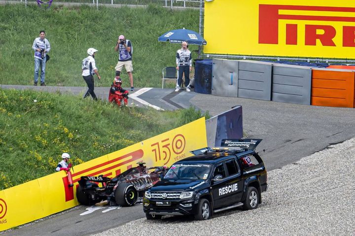 Sainz sconsolato dopo che il motore della sua Ferrari ha preso fuoco (Ansa)