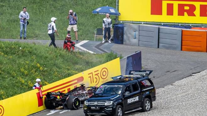 Sainz sconsolato dopo che il motore della sua Ferrari ha preso fuoco (Ansa)