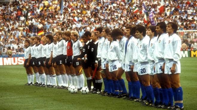 Le formazioni di Italia e Germania schierate in campo prima dell'inizio della finale dei Mondiali di Spagna '82 (Ansa)