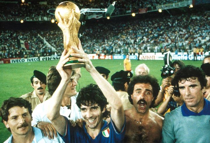 Paolo Rossi solleva la Coppa del Mondo (Dire)
