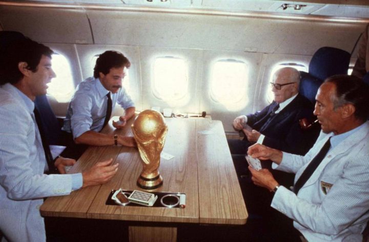 La storica partita a carte con il presidente Pertini di ritorno da Madrid con la Coppa del Mondo (Ansa)