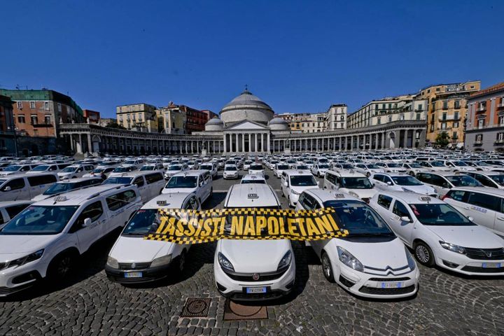 Protesta dei taxi a Napoli: 500 auto bianche invadono piazza del Plebiscito
