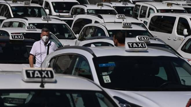 Protesta dei taxi a Napoli: 500 auto bianche invadono piazza del Plebiscito