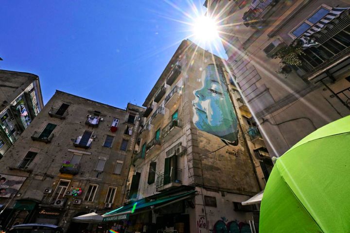 Un grande murales con il volto di una bambina nel quartiere Montesanto a Napoli, dove è stata sfregiata con un coltello una ragazzina di 12 anni 