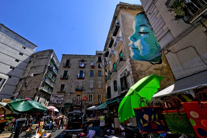 Un grande murales con il volto di una bambina nel quartiere Montesanto a Napoli, dove è stata sfregiata con un coltello una ragazzina di 12 anni 