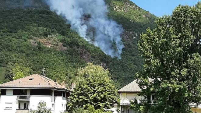 Bolzano, bruciano le passeggiate (Ansa)