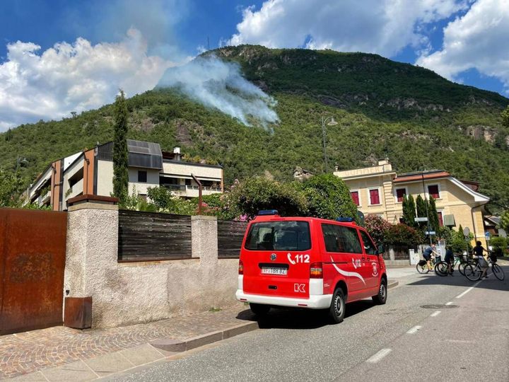 Bolzano, bruciano le passeggiate (Ansa)