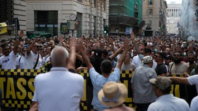 Un momento della protesta dei tassisti in Via del Corso con Palazzo Chigi 