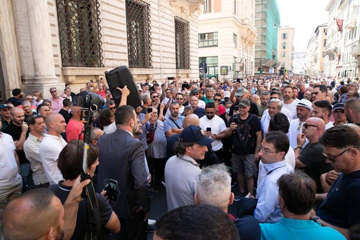Un momento della protesta dei tassisti in Via del Corso con Palazzo Chigi 