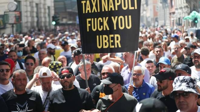 Slogan contro l'esecutivo, il presidente del Consiglio Mario Draghi, ma soprattutto contro Uber.
