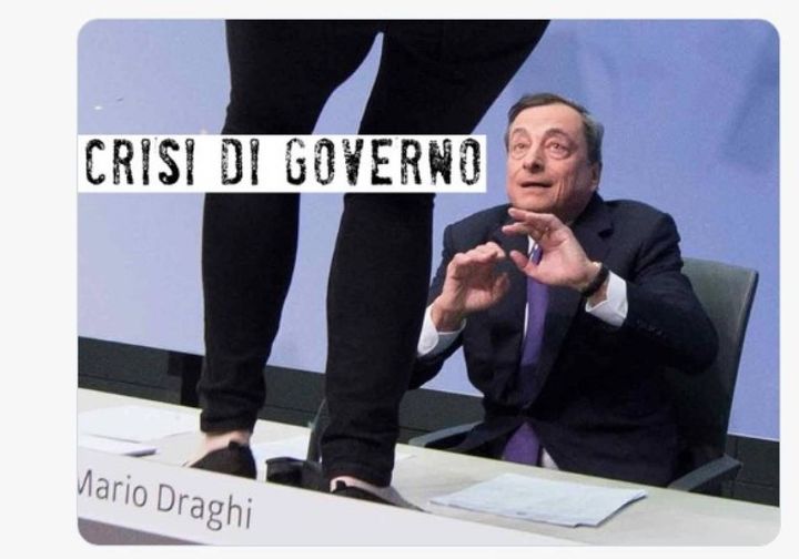 I meme social sulla crisi di governo e le dimissioni del premier Mario Draghi