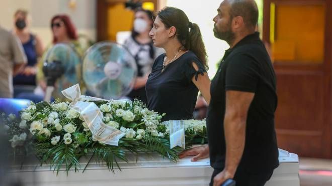 Rosalia Manosperti e Antonio Mirabile, i genitori del bimbo morto a Sharm (Ansa)