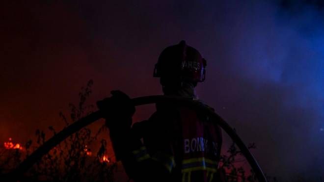 Vasti incendi nel nord del Portogallo (Ansa)