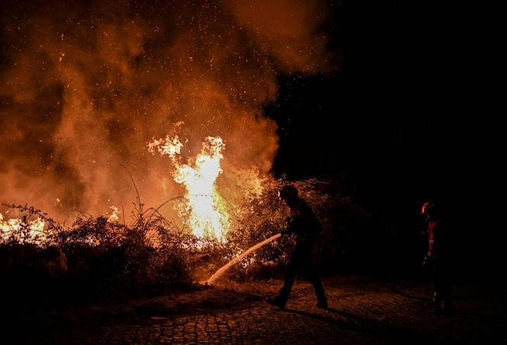 Vasti incendi nel nord del Portogallo (Ansa)