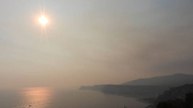 Trieste ancora nella nuvola di fumo (foto Mauro Messerotti)