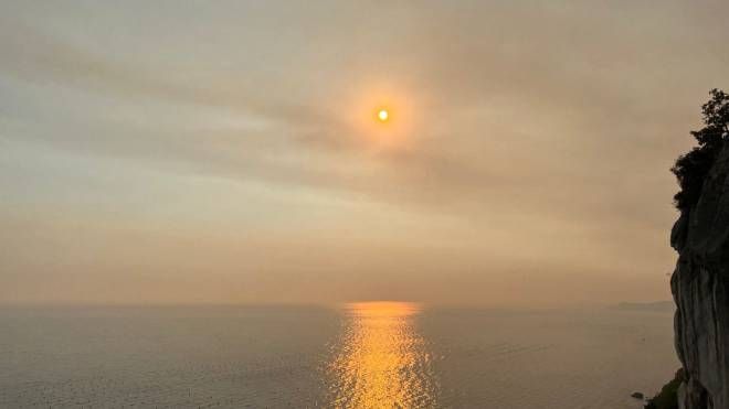Trieste ancora nella nuvola di fumo (foto Mauro Messerotti)