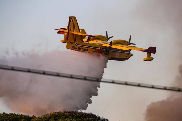 Canadair in azione per spegnere l'incendio divampato nella zona di Castel Fusano, area sud di Roma