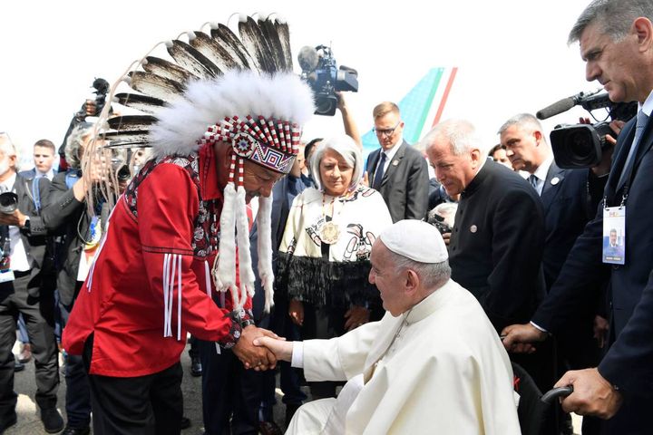 Papa Francesco in Canada incontra le  popolazioni indigene (Ansa)