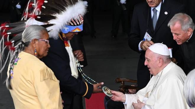Papa Francesco in Canada incontra le  popolazioni indigene (Ansa)
