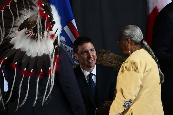 Papa Francesco in Canada incontra le  popolazioni indigene, quo il premier Trudeau (Ansa)