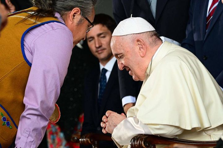 Papa Francesco in Canada incontra le  popolazioni indigene, quo il premier Trudeau (Ansa)