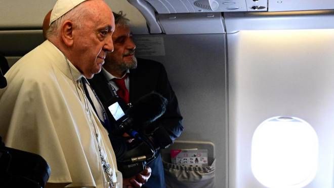 A sorpresa Papa in piedi in aereo per parlare con i giornalisti (Ansa)