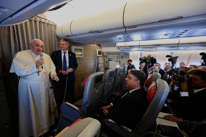 A sorpresa Papa in piedi in aereo per parlare con i giornalisti (Ansa)