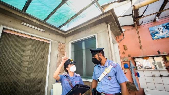 Agenti dei Carabinieri effettuano rilievi nell'abitazione di Marigliano, nel Napoletano