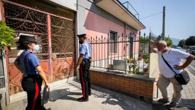 Agenti dei Carabinieri effettuano rilievi nell'abitazione di Marigliano, nel Napoletano