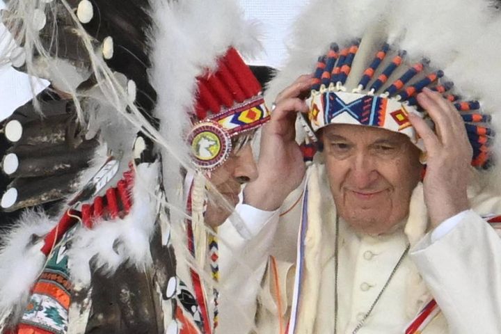 Papa Francesco in Canada con il copricapo da capo indiano (Ansa)