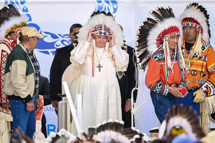Papa Francesco in Canada con il copricapo da capo indiano (Ansa)