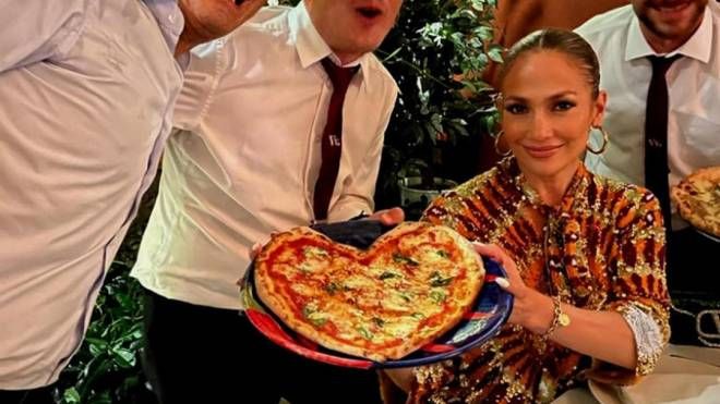 La pizza margherita a forma di cuore preparata per la cantante ed attrice statunitense Jennifer Lopez a 
Capri, durante una cena in un ristorante dell'isola a poche ora dall'esibizione dell'artista in una performance alla Certosa a favore dell'Unicef, 30 luglio 2022