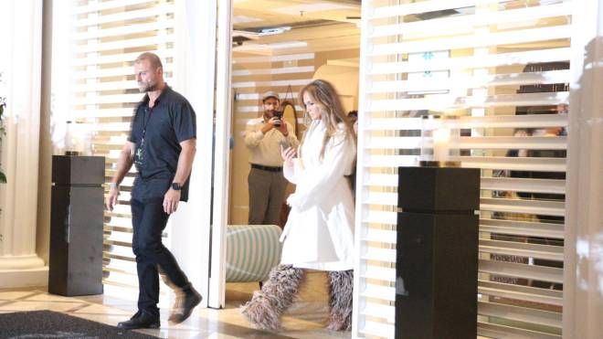 Jennifer Lopez all'uscita dall'hotel a Capri