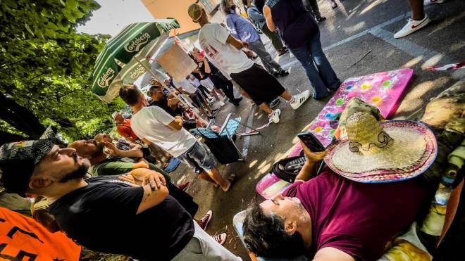 Lido balneare davanti alla sede Rai di Napoli: è il flashmob del Movimento di lotta Disoccupati 7 novembre. La protesta è stata organizzata contro il carovita e la norma del reddito di cittadinanza che esclude i condannati 