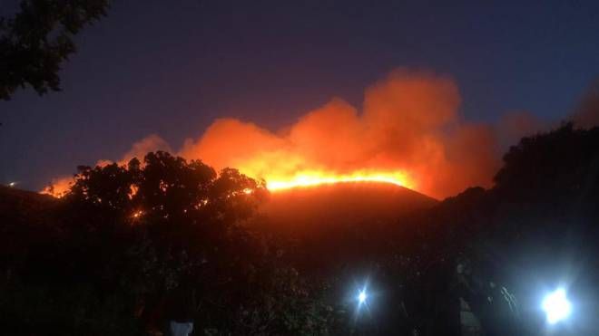 L'incendio scoppiato a Pantelleria (Ansa)